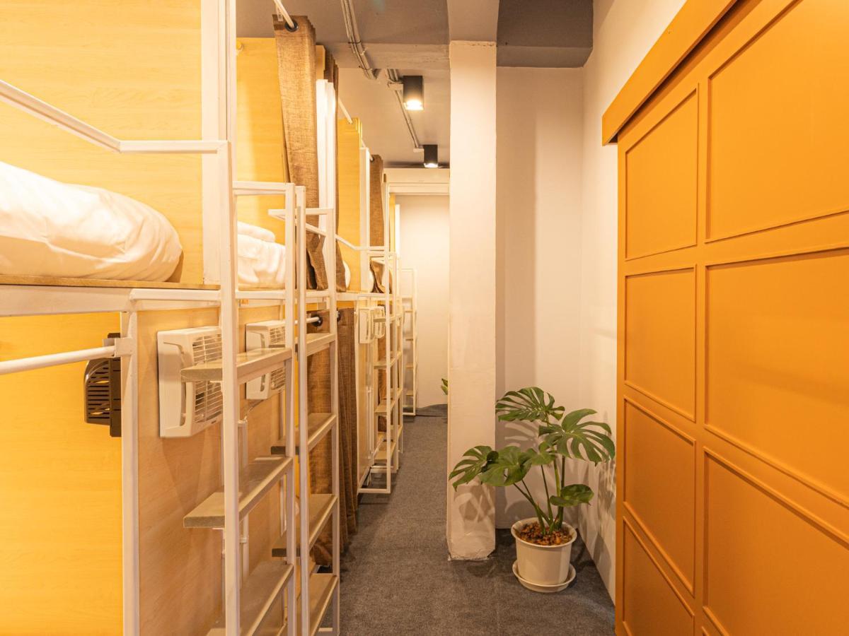 Khao San Social Capsule Hostel Bangkok Exteriör bild