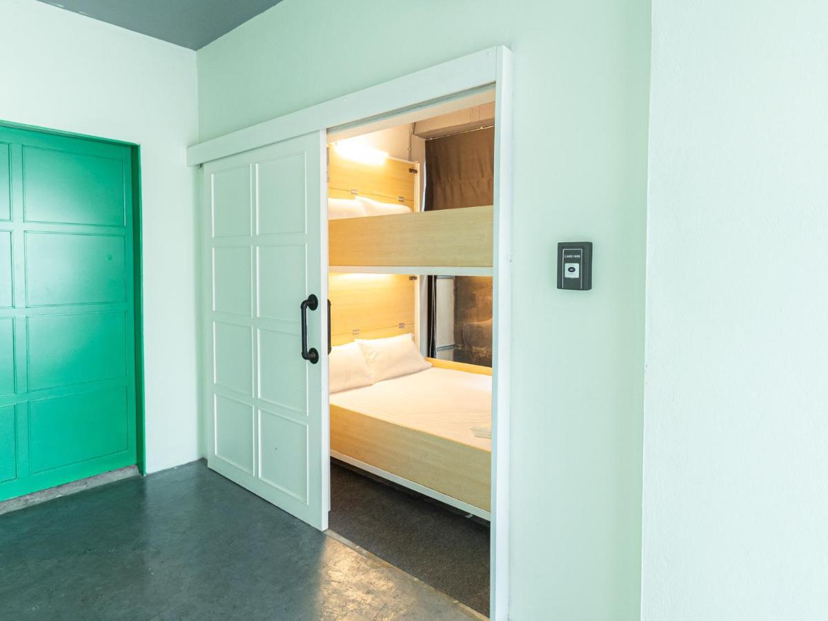 Khao San Social Capsule Hostel Bangkok Exteriör bild
